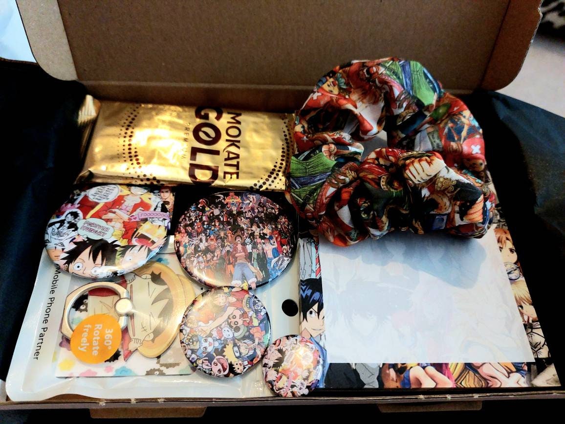 My girlfriend made me a One Piece themed gift basket and gift set for my  birthday *manly appreciative tears* : r/OnePiece